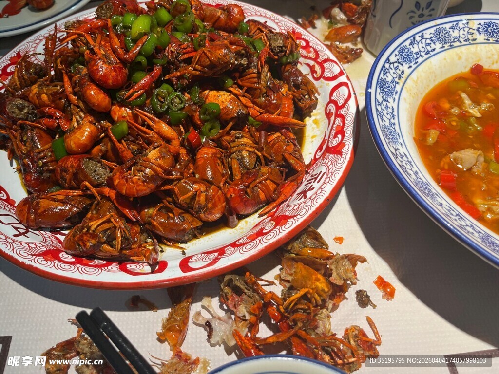美味小龙虾与汤品组合