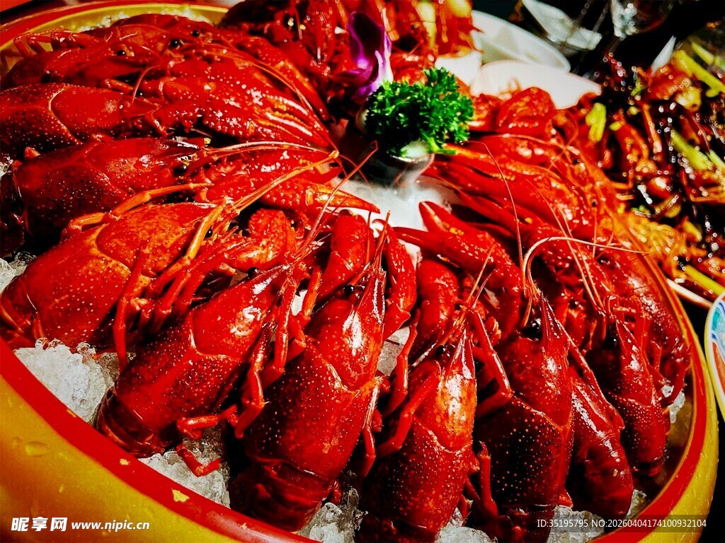 满满一盆美味小龙虾盛宴