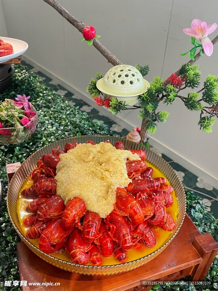 美味小龙虾配特色蘸酱