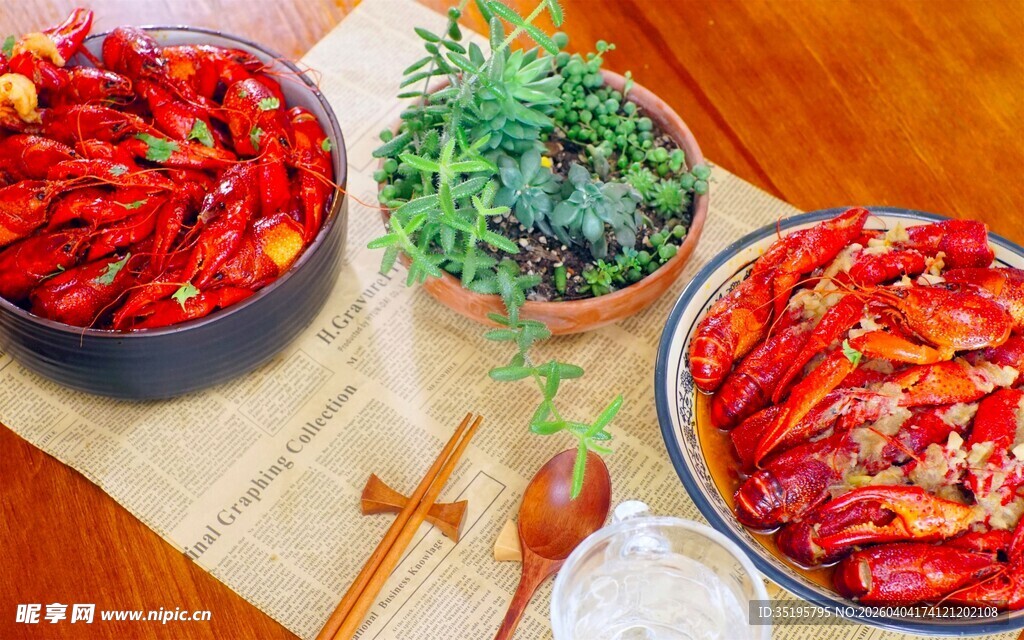 两碗红辣椒与绿植摆拍