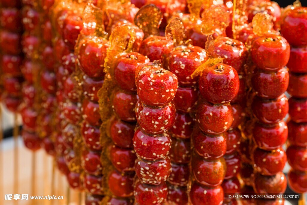 美味糖葫芦串色泽诱人