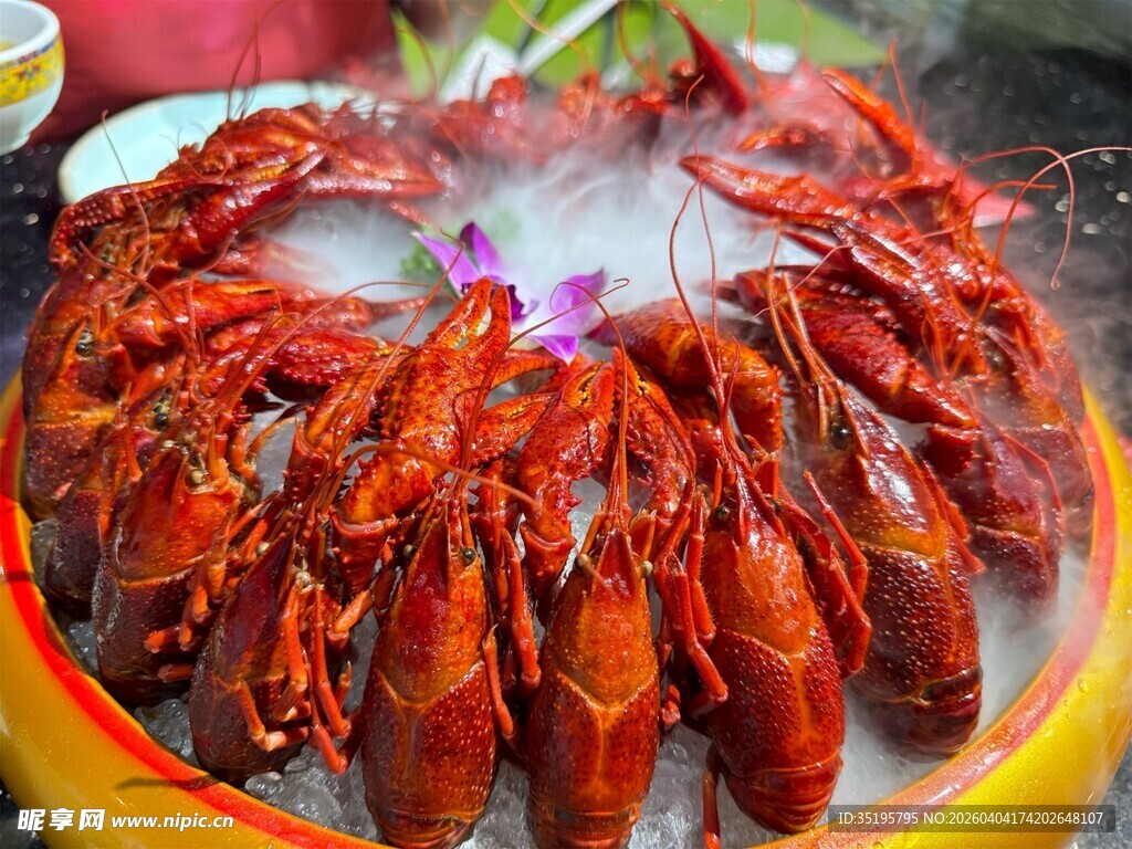 美味小龙虾大盆盛放