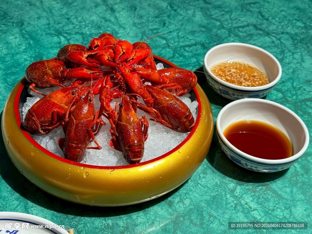 冰镇小龙虾配蘸料