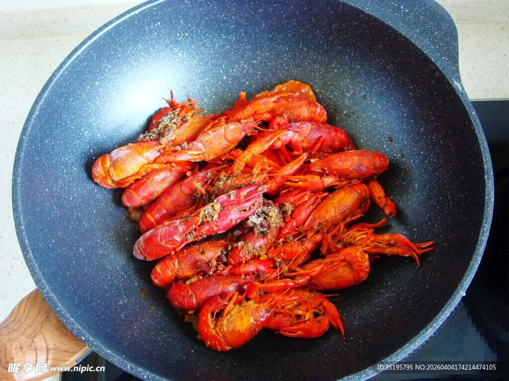 锅中翻炒的美味红辣椒