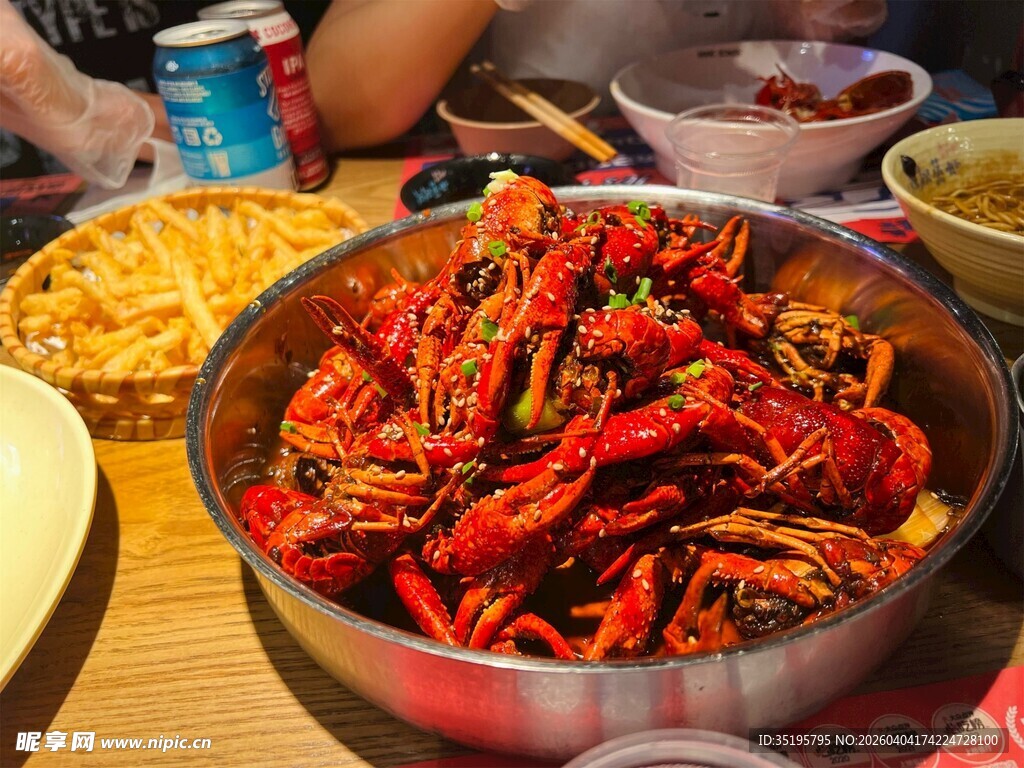 满满一锅美味小龙虾