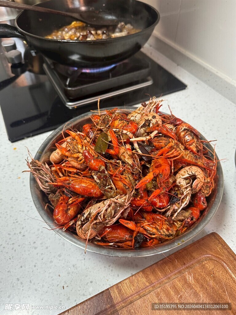 美味炒面摆盘诱人