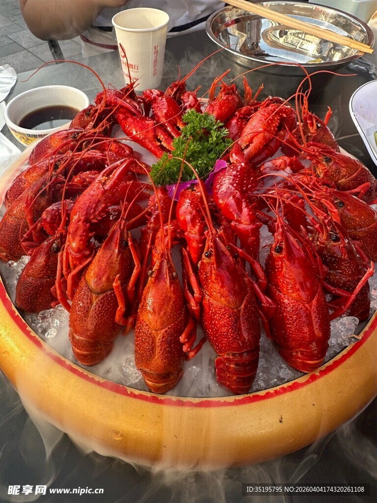 满满一盆美味小龙虾