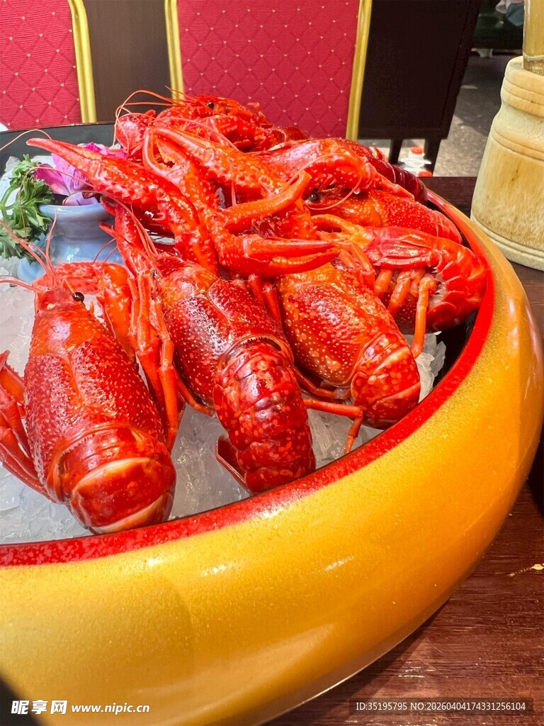 冰鲜大龙虾色泽诱人美味