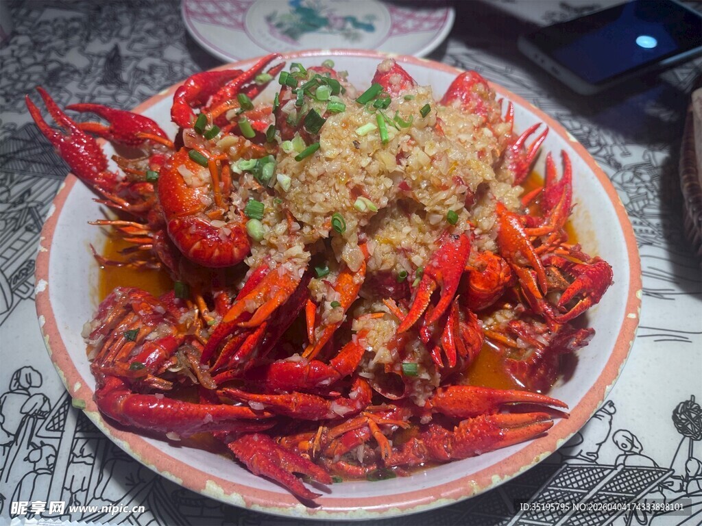美味蒜蓉小龙虾一盘