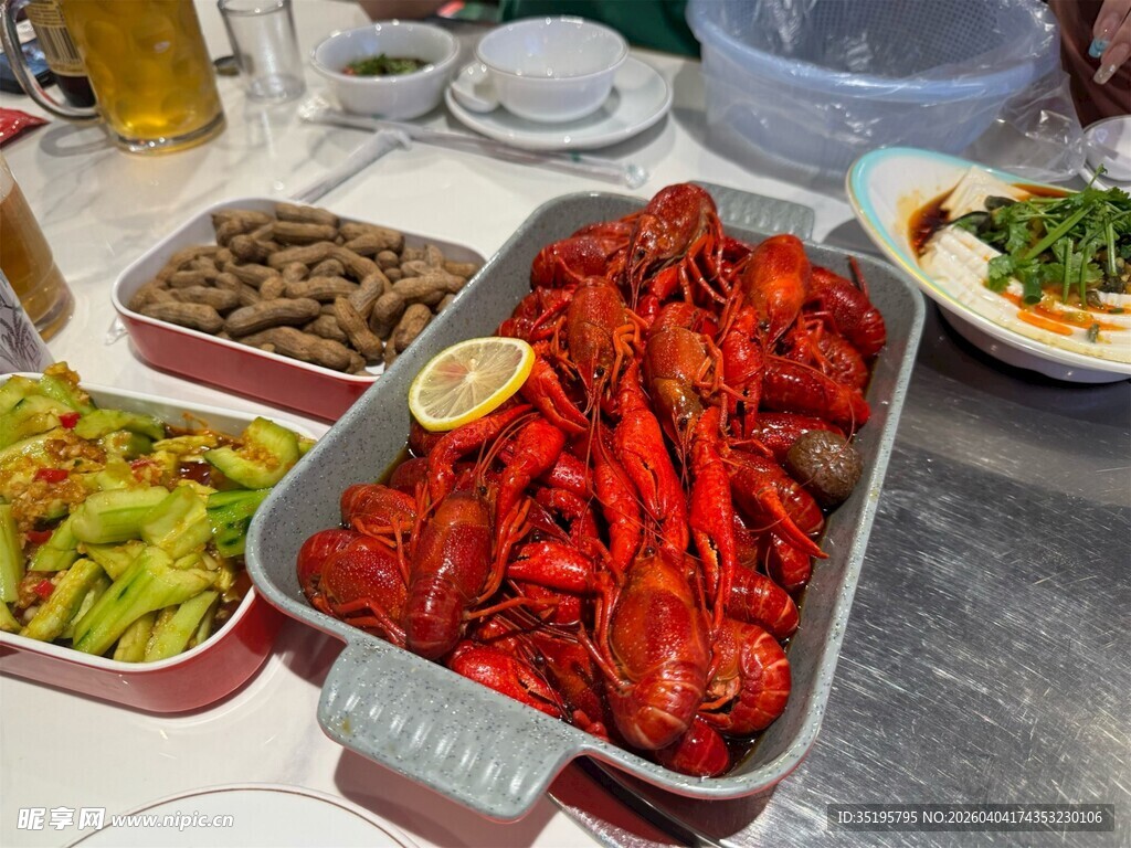 美味小龙虾与多样配菜