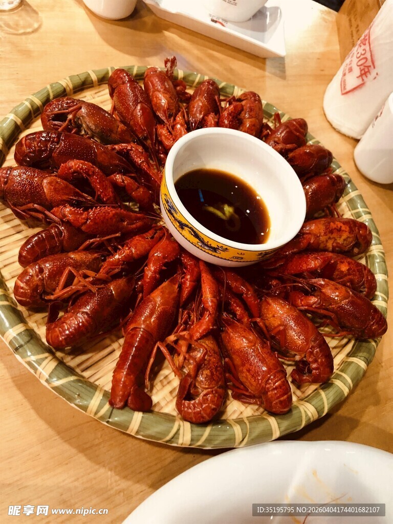 美味龙虾拼盘配蘸料