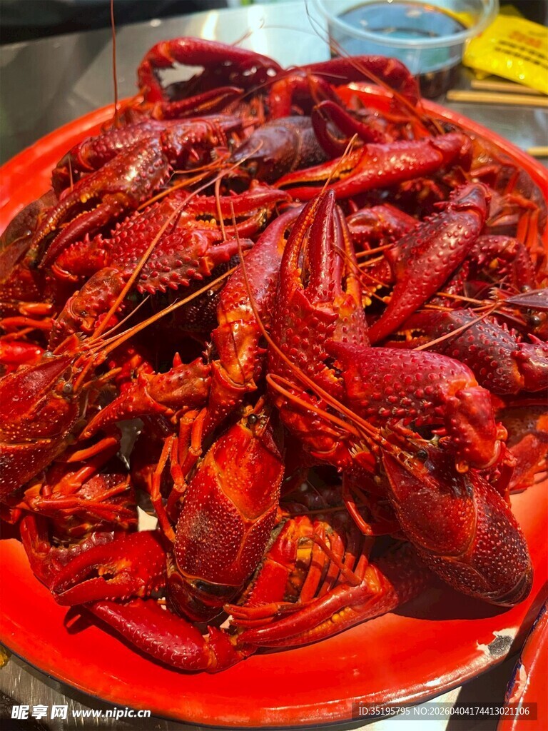 满满一盘美味小龙虾