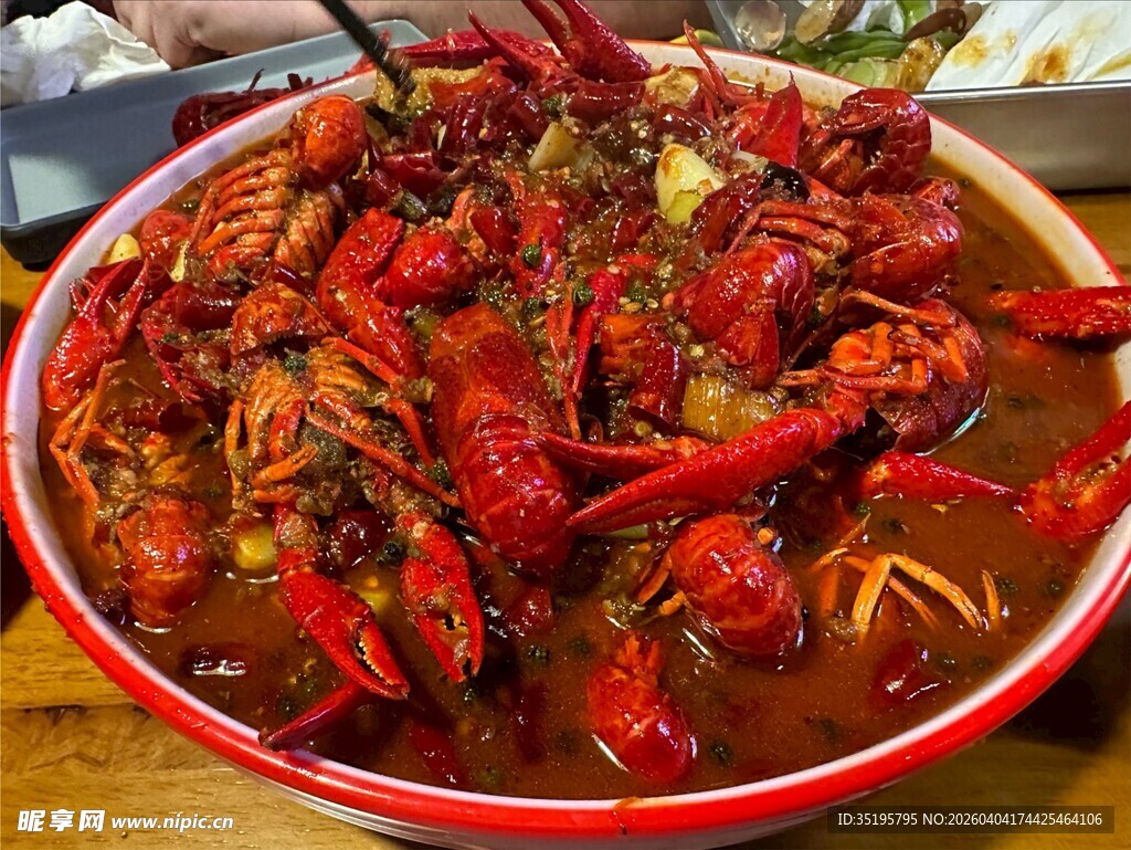 美味诱人的一大盆小龙虾