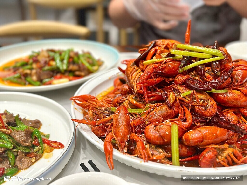 美味小龙虾与特色菜肴