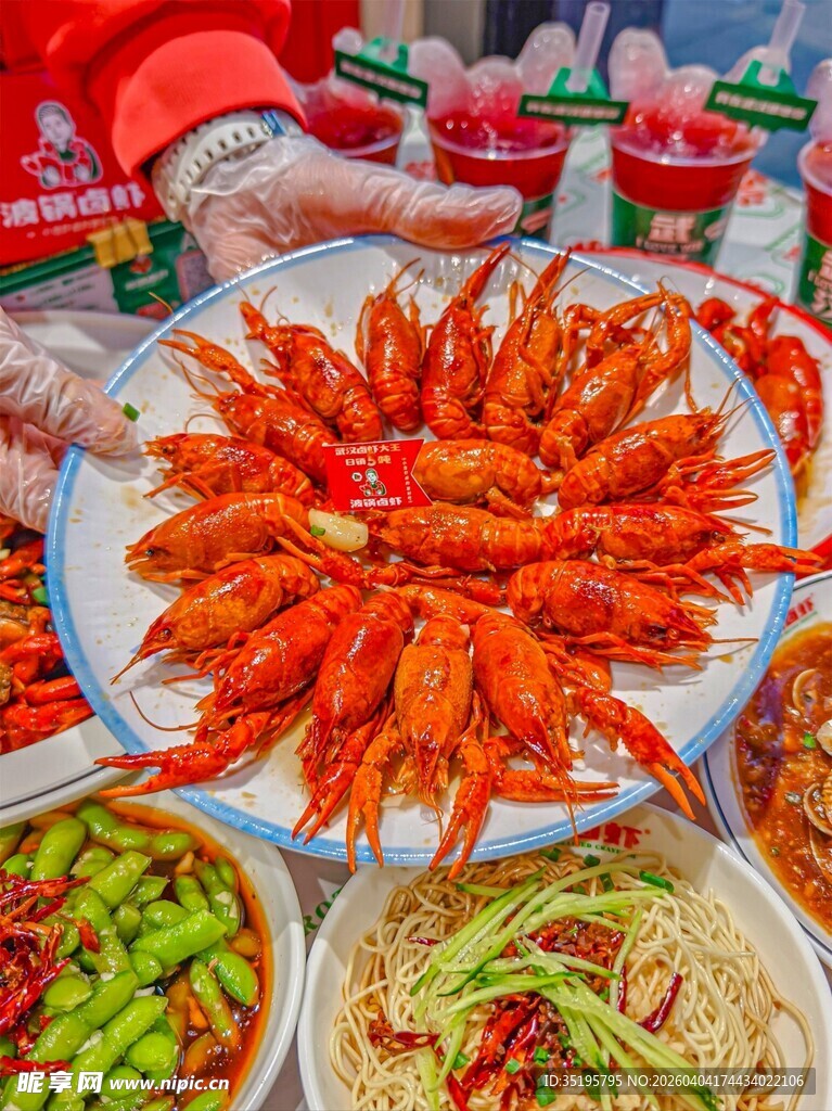 美味小龙虾与多样配菜