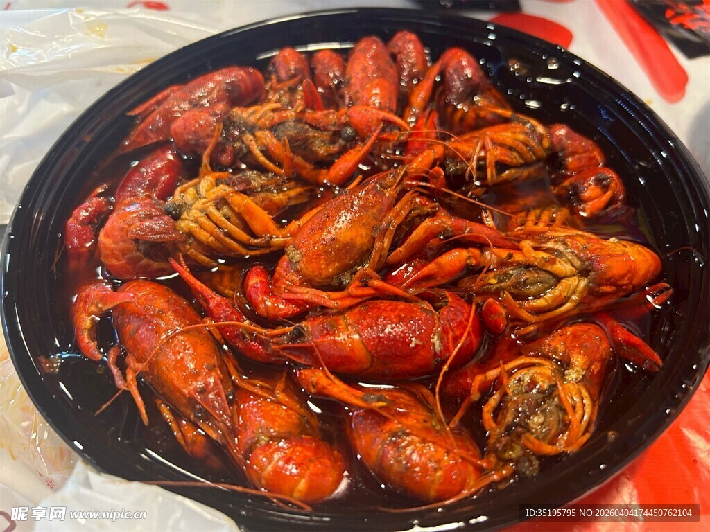 美味诱人的一大盘小龙虾
