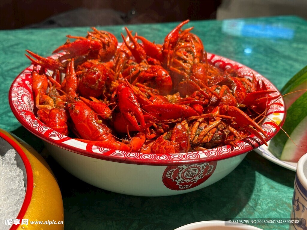 美味小龙虾摆满大碗