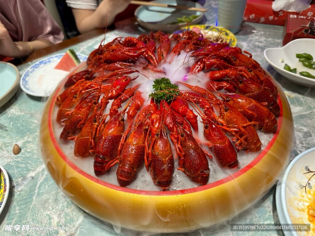 巨型龙虾拼盘视觉盛宴