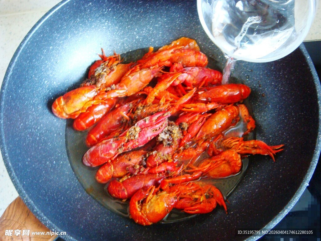 锅中烹制的美味小龙虾