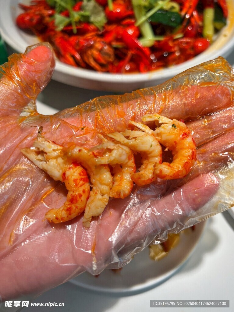 手捧美味香辣虾