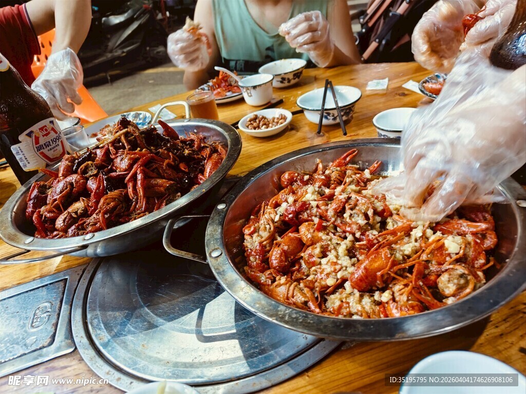 热闹聚餐享美味小龙虾