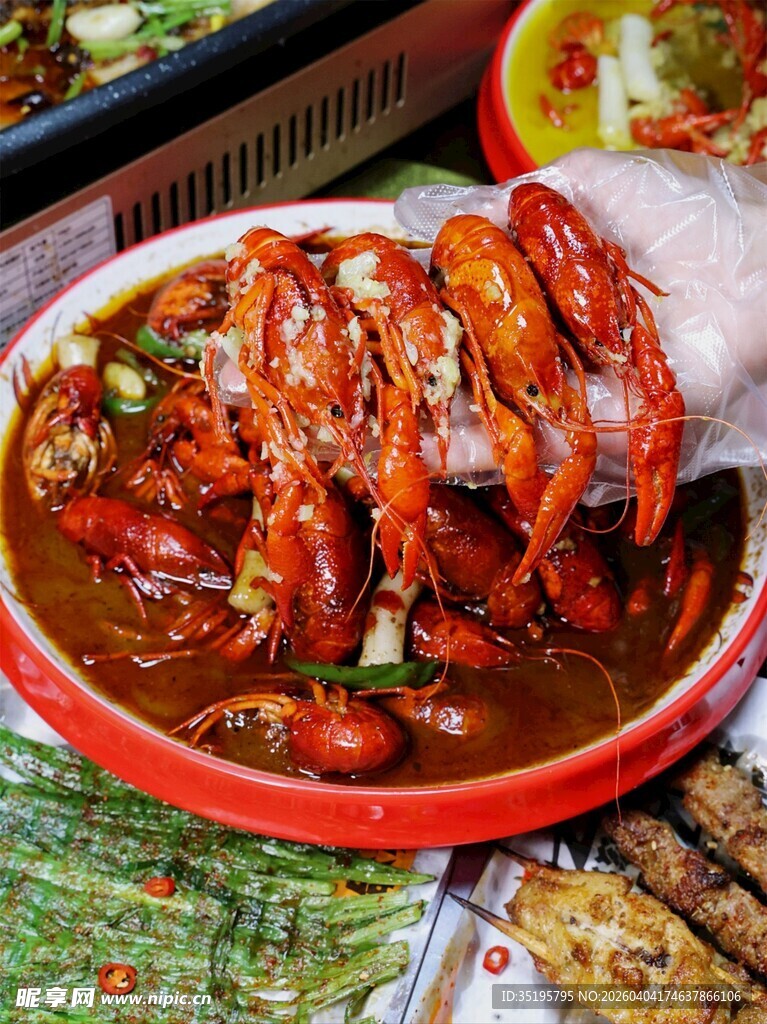 美味小龙虾诱人上桌