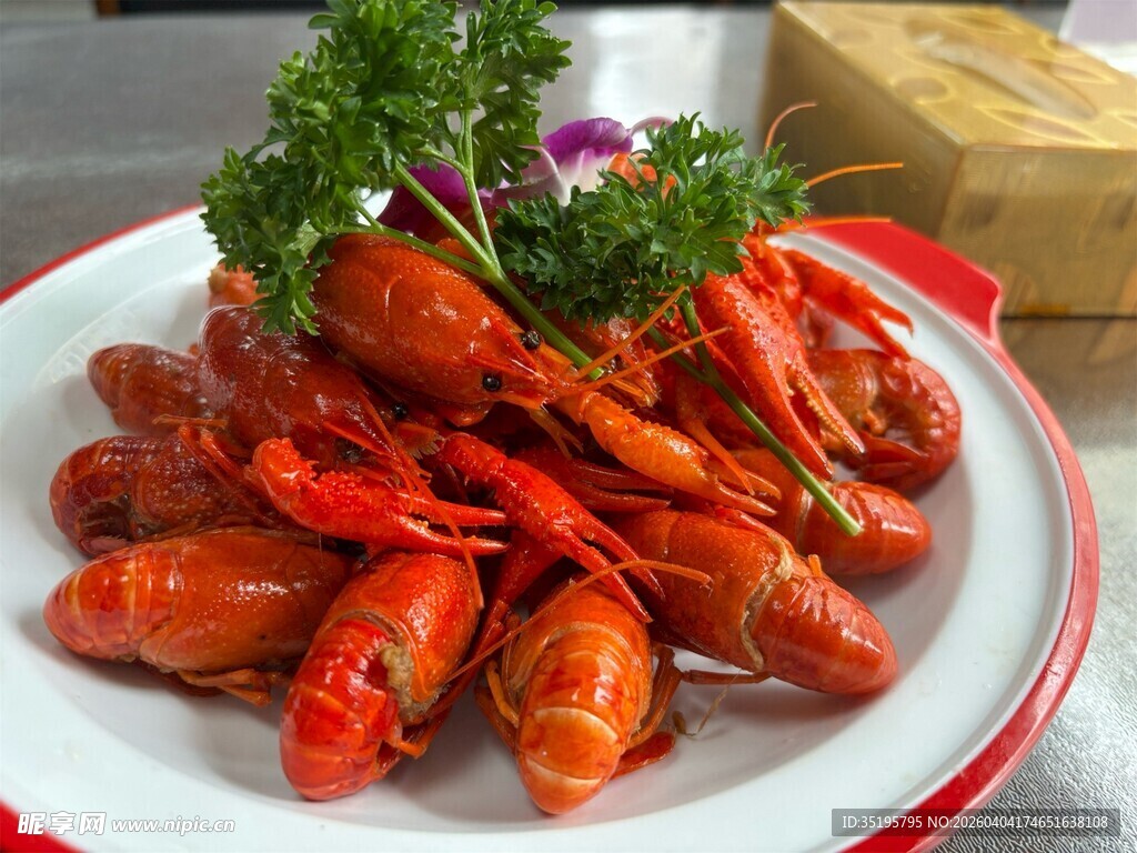 美味小龙虾摆盘精致