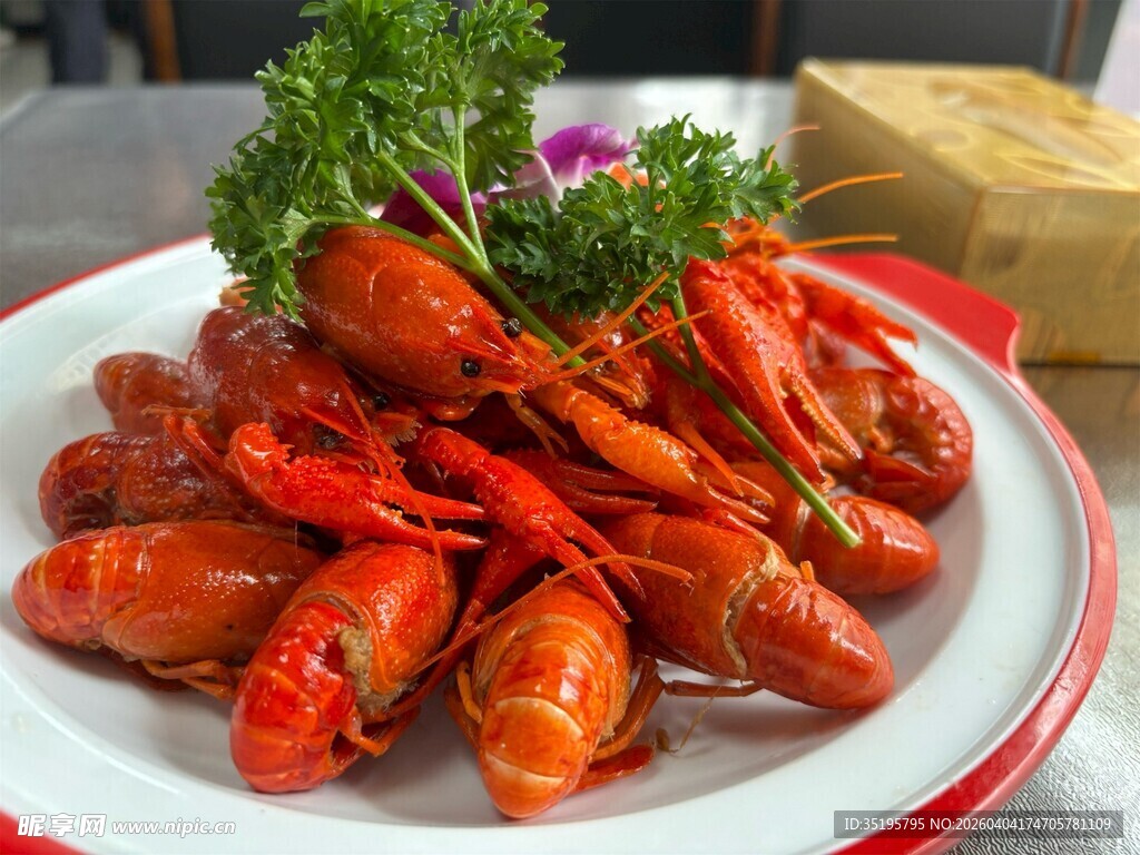 美味小龙虾摆盘精致
