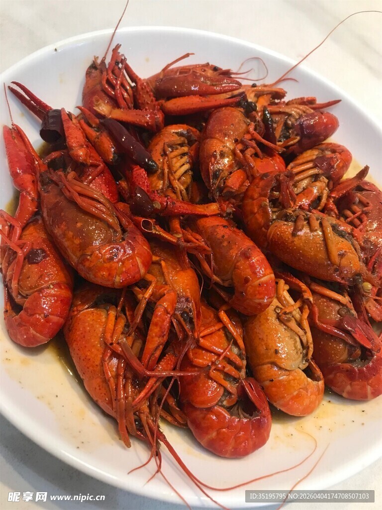 美味小龙虾盛放在白盘