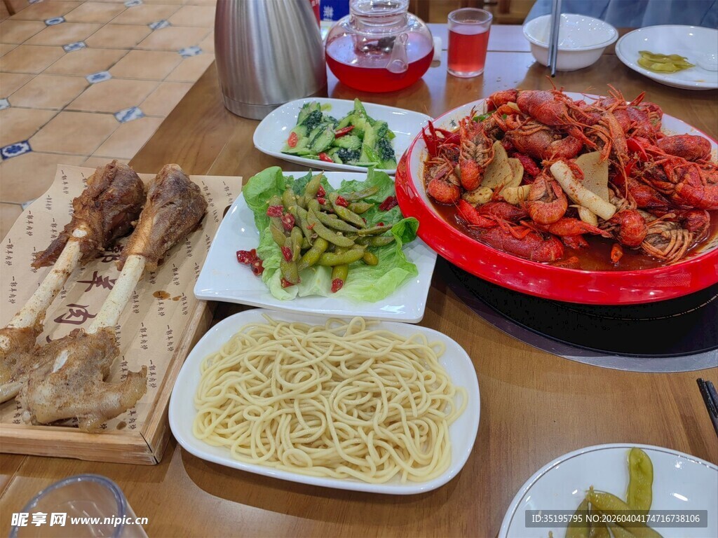 丰盛海鲜美食聚餐场景