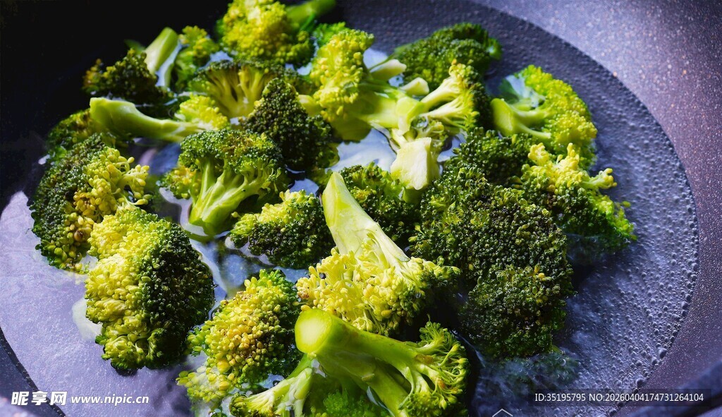 新鲜西兰花摆放在盘中