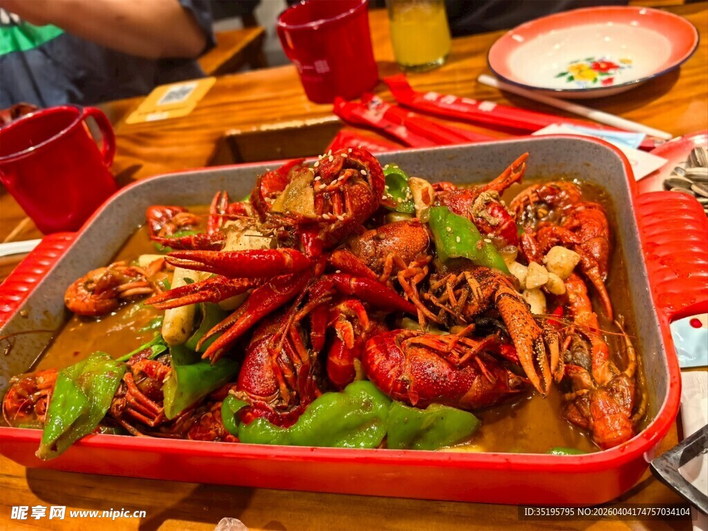 美味小龙虾拼盘诱人食欲