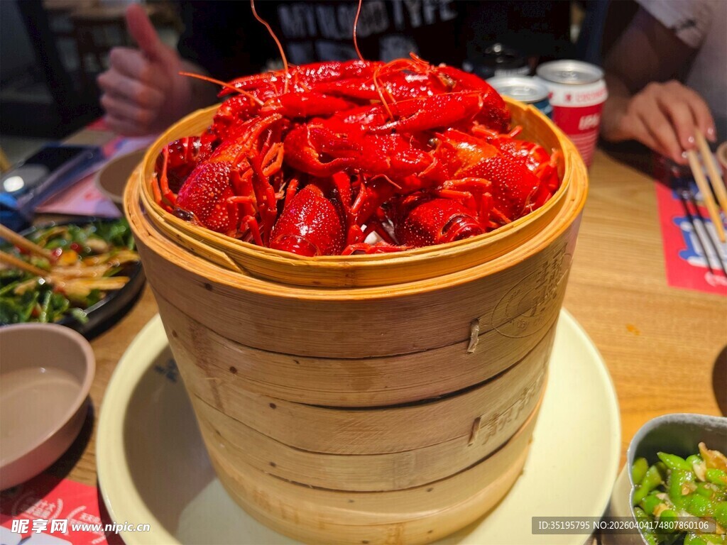 竹笼盛放的诱人麻辣小龙虾