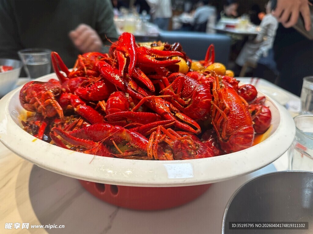 满满一盆美味诱人小龙虾