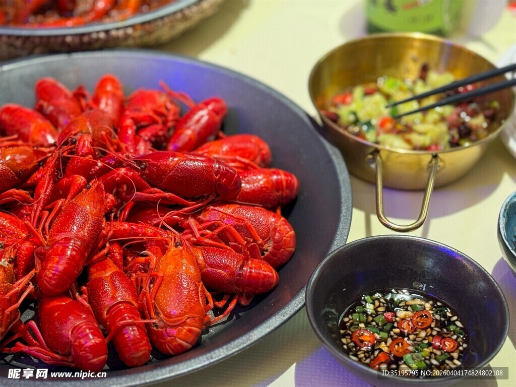 美味小龙虾与特色佐料