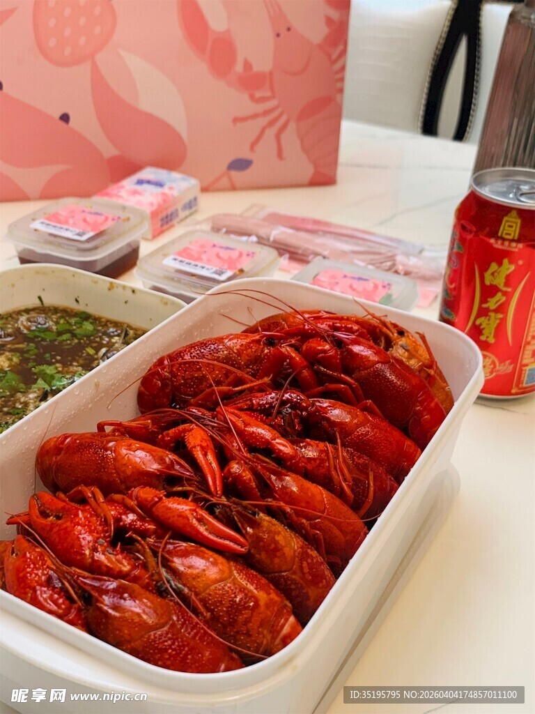 美味小龙虾与多样配菜