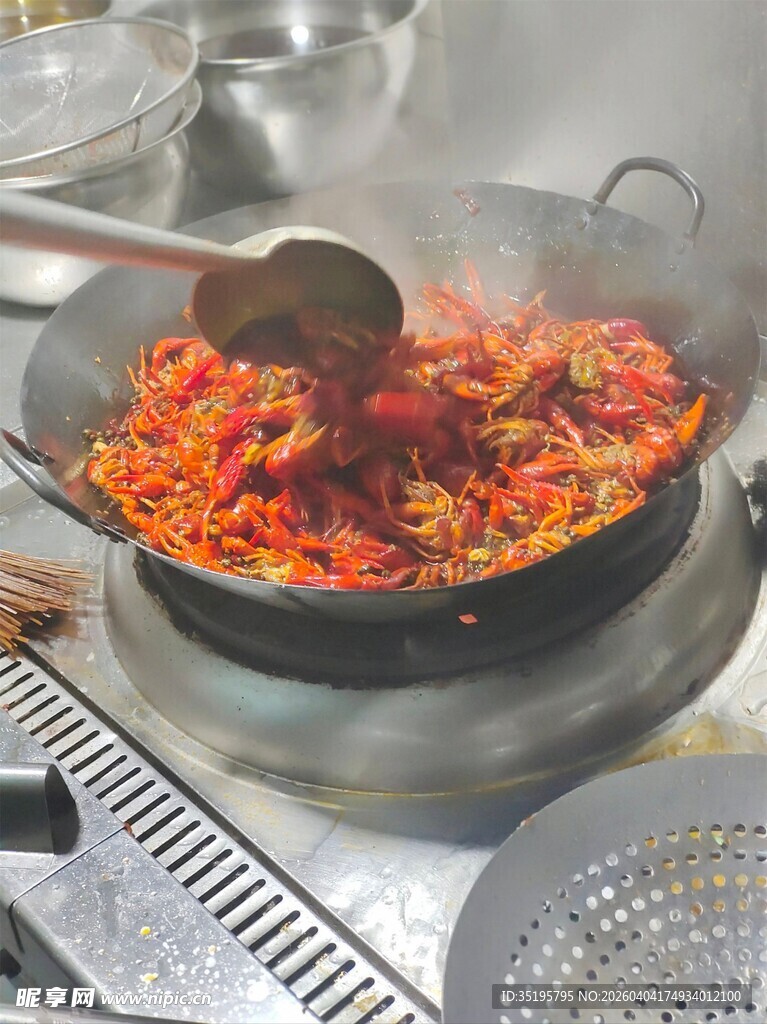 锅中翻炒的美味食材