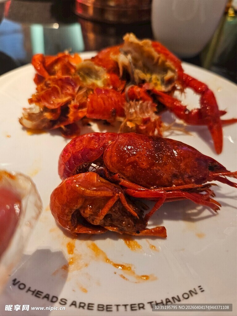 美味小龙虾诱人上桌