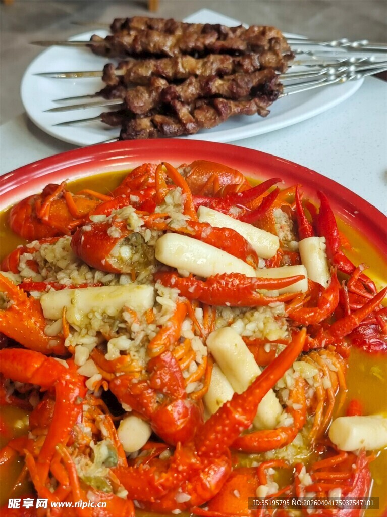 美味小龙虾与烤肉拼盘