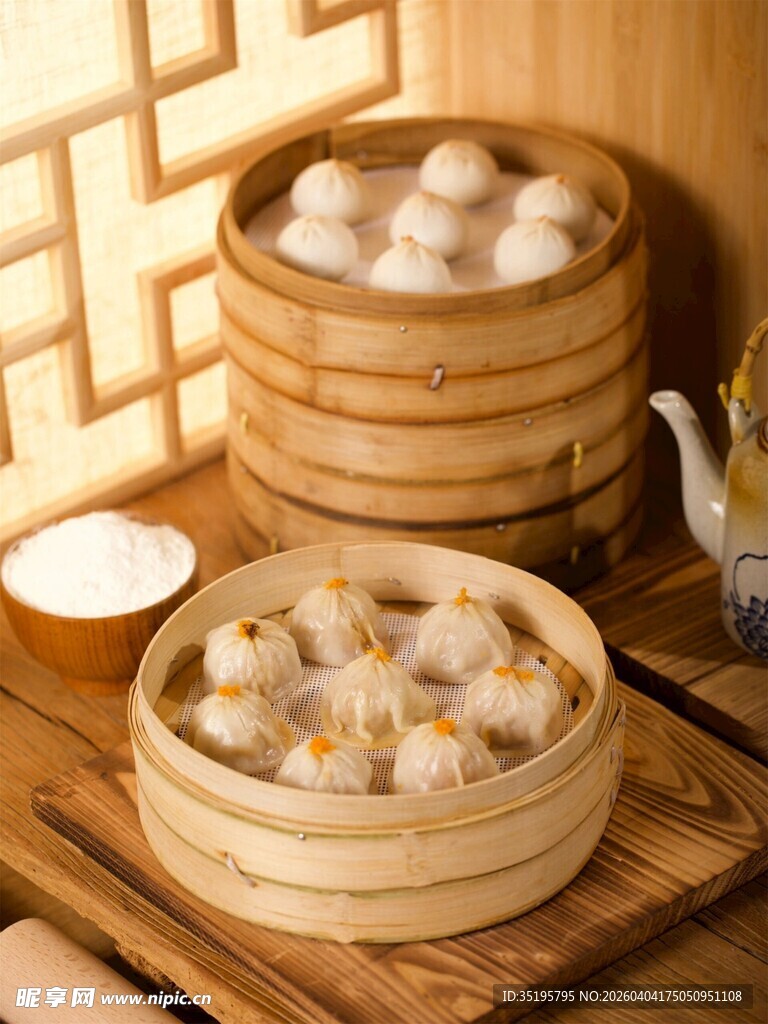 传统竹制蒸笼里的美味点心