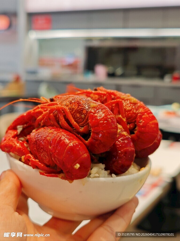 手捧美味小龙虾