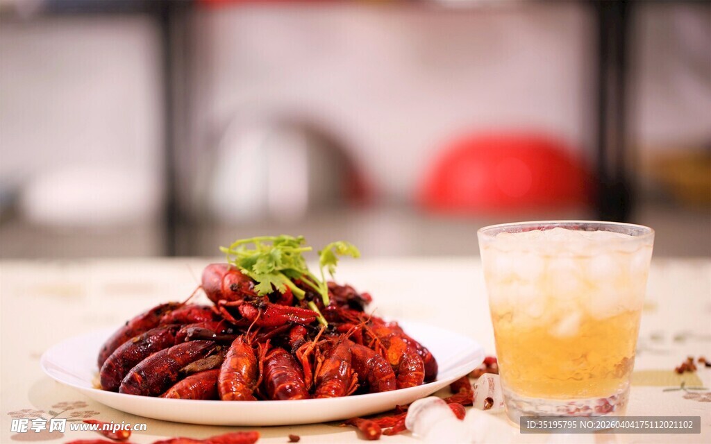 美味小龙虾配清爽饮品