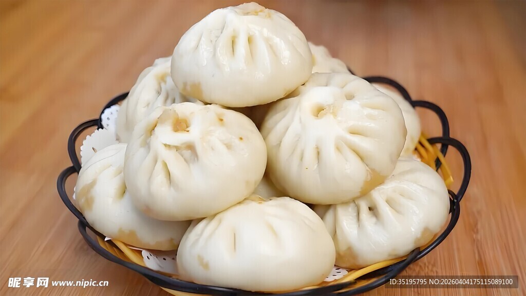 一篮松软可口的白包子