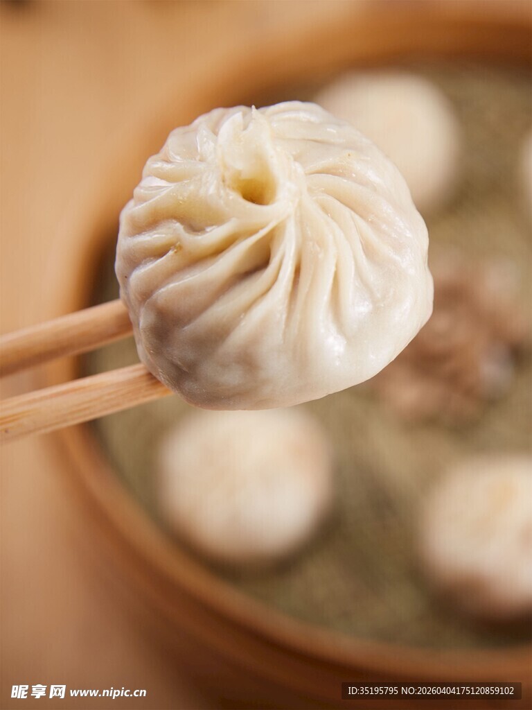 筷子夹起的美味小笼包