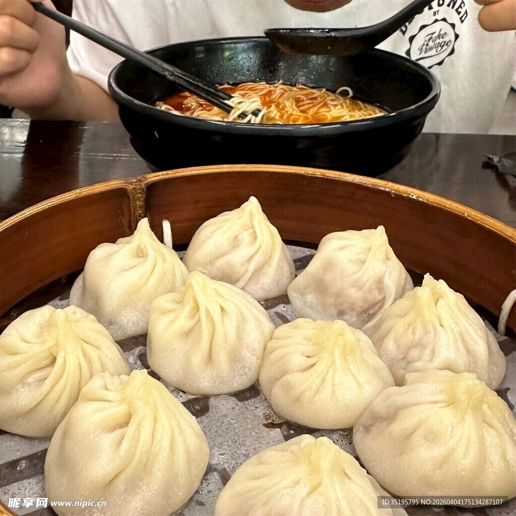 美味汤包与热辣面食