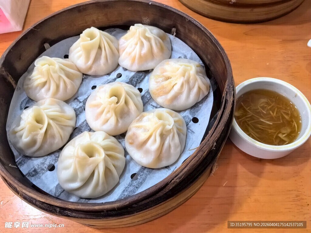 美味小笼包搭配蘸料
