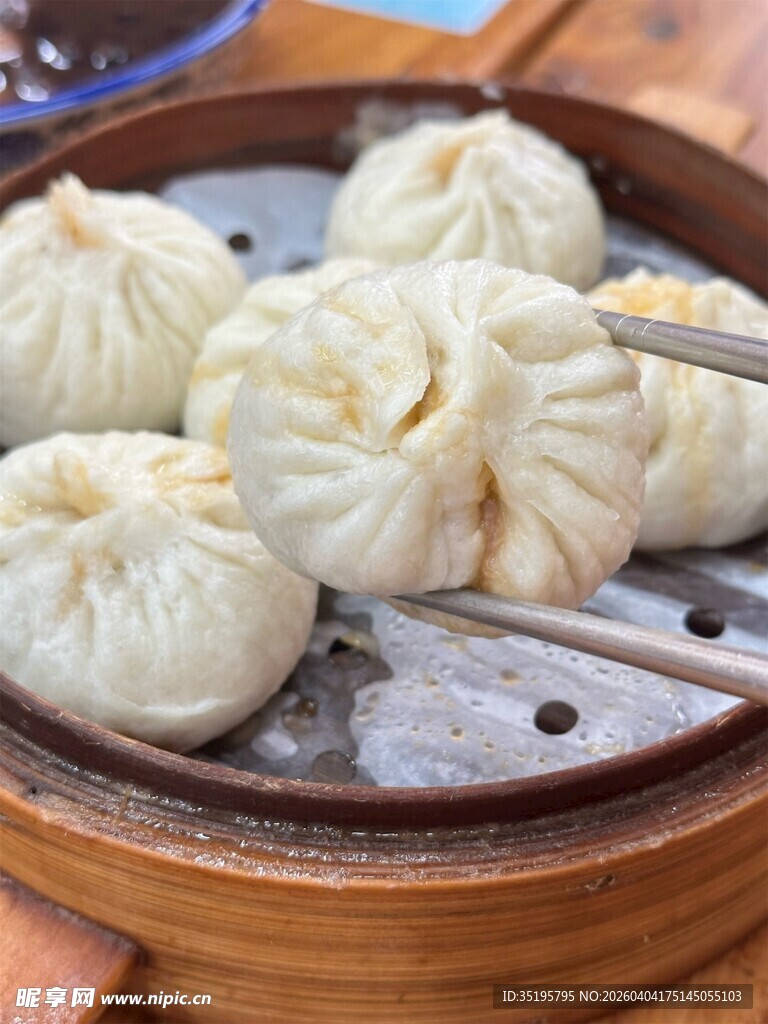 竹制蒸笼里的美味小笼包