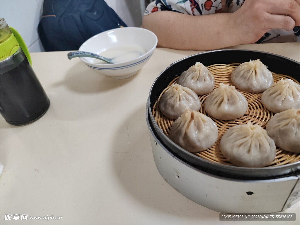 蒸笼里的美味小笼包
