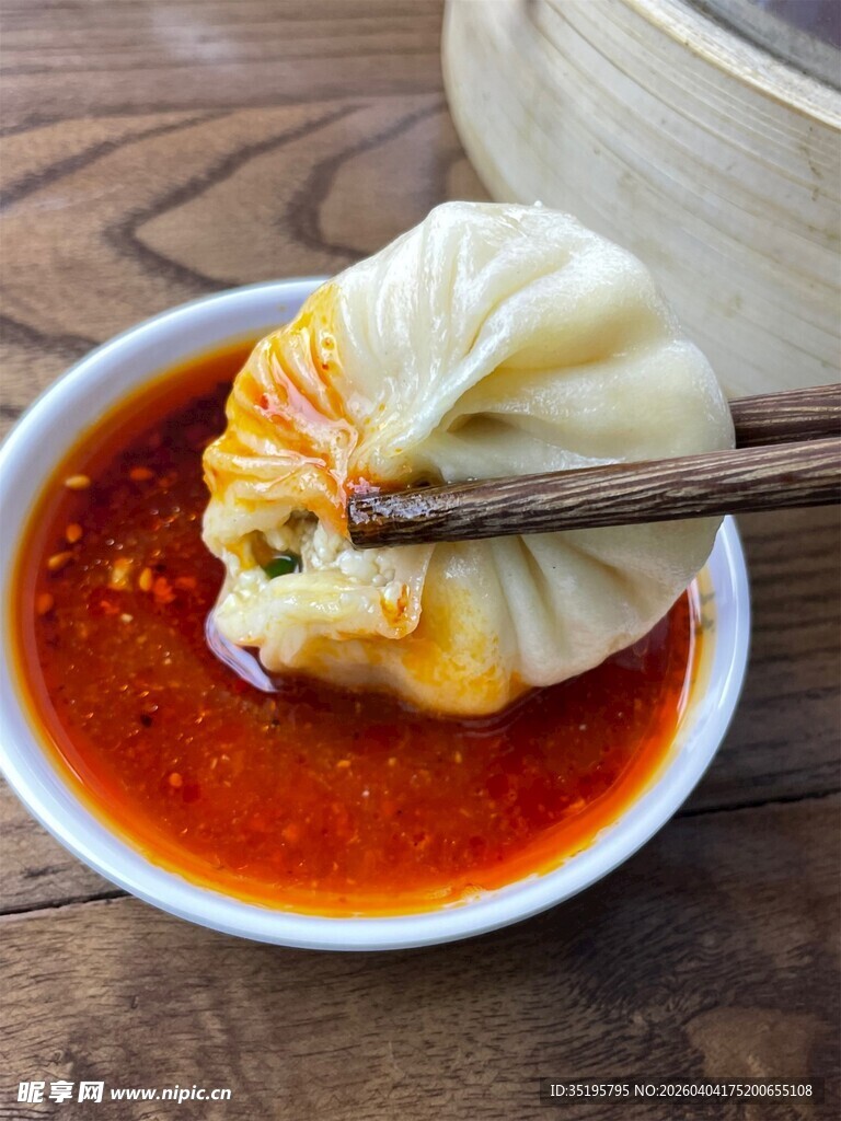 蘸红油的美味饺子