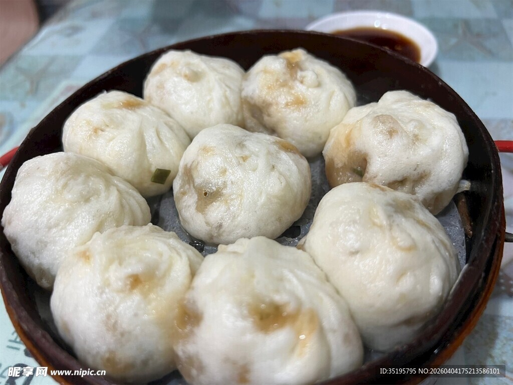 一笼美味多汁的大包子